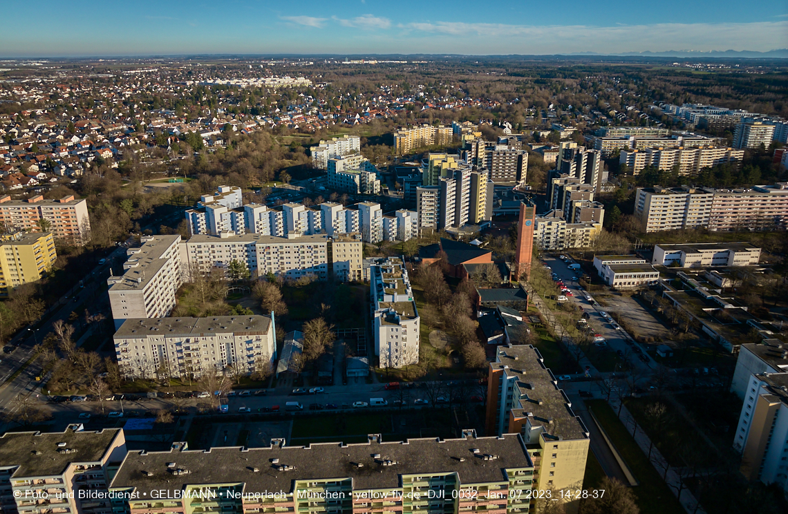07.01.2023 - Luftbilder von der Baustelle Karl-Marx-Ring 11-21 und Kurt-Eisner-Straße in Neuperlach